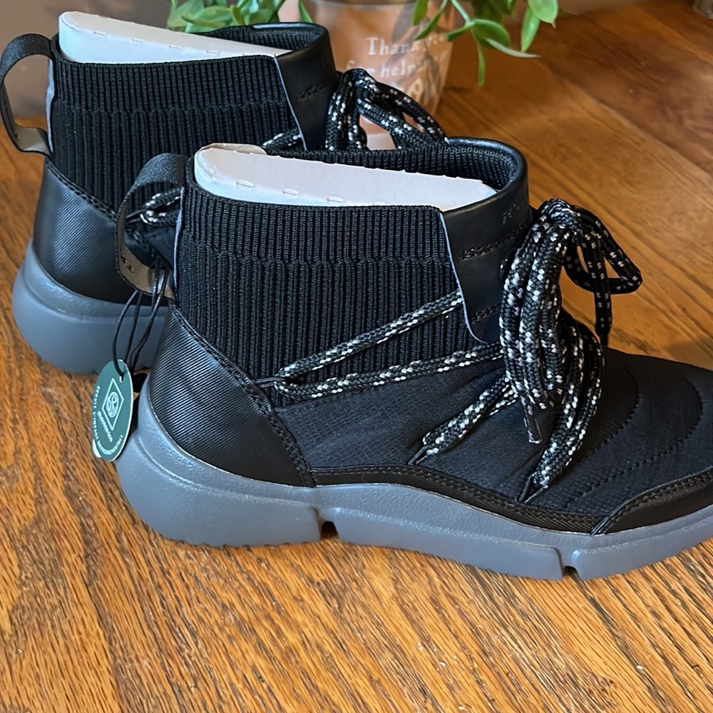 Women’s or girls Sz 5.5 ROCKPORT  BOOTS. NWT AND BOX. - Picture 3 of 6